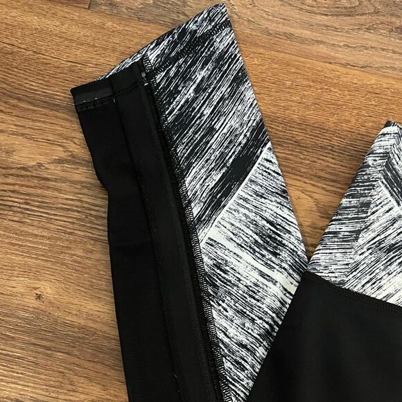 Lululemon Black/White Marble Cropped Leggings - Picture 7 of 7
